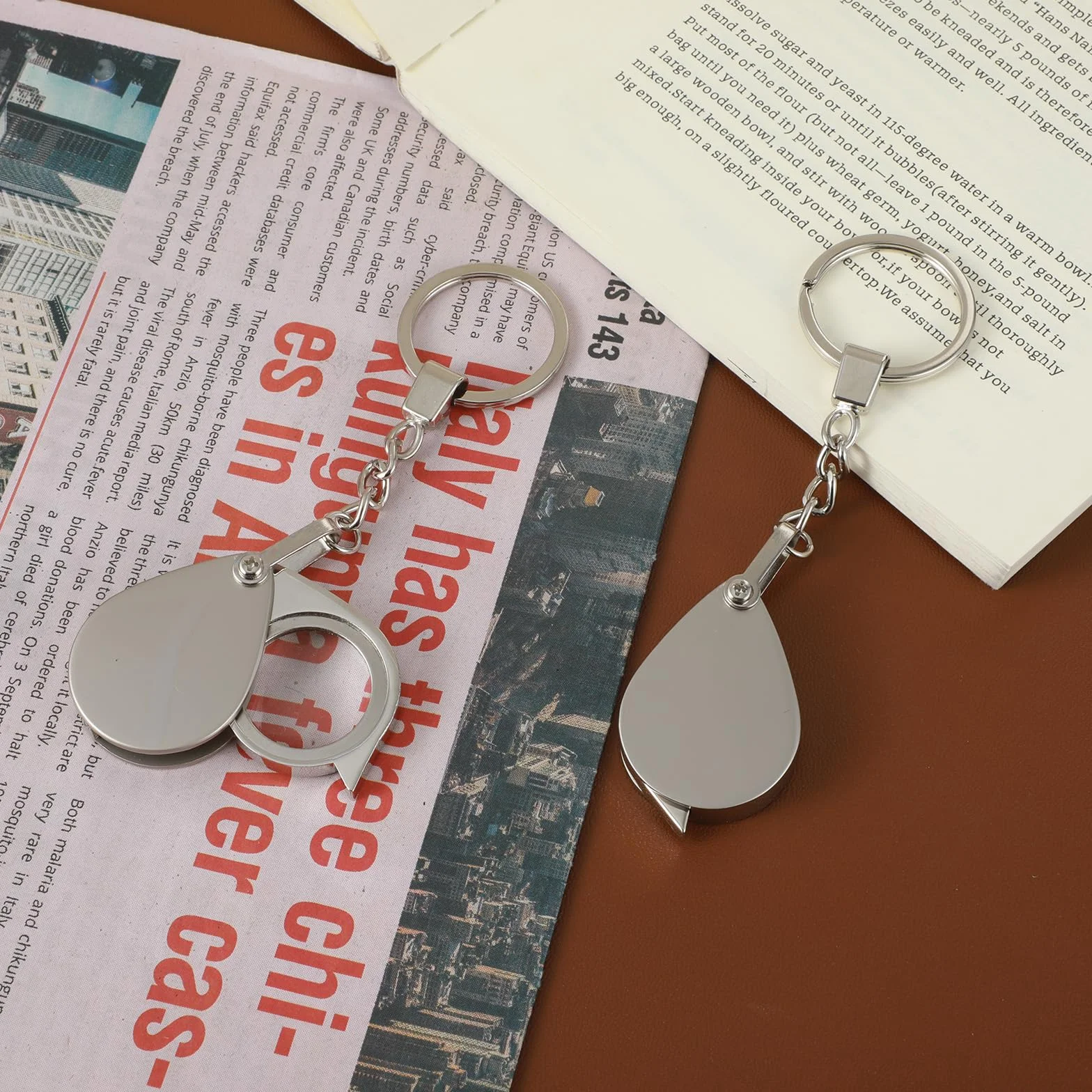 Xinjoduz 2 sztuki lupy kieszonkowej, małe lupy 20 x i 30 x składana lupa do czytania z breloczkiem do kluczy, przenośna mini lupa do książek, gazet, map, biżuterii, map, monet, majsterkowania (srebrna