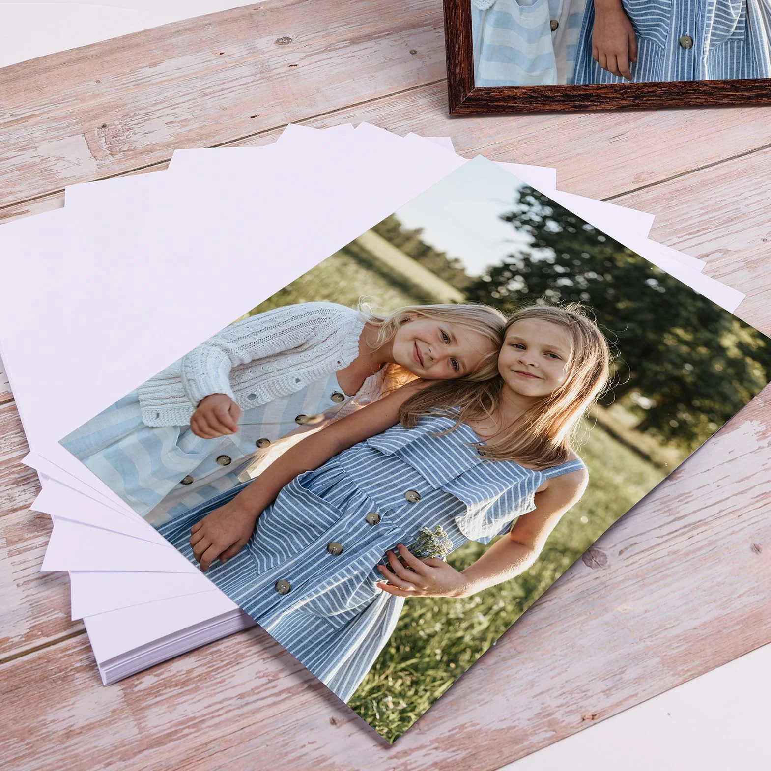 200 arkuszy papieru fotograficznego 10 x 15 cm, wysokiej jakości błyszczący papier zapewnia żywe i wyraźne obrazy, idealny do drukowania zdjęć i kreatywnych projektów