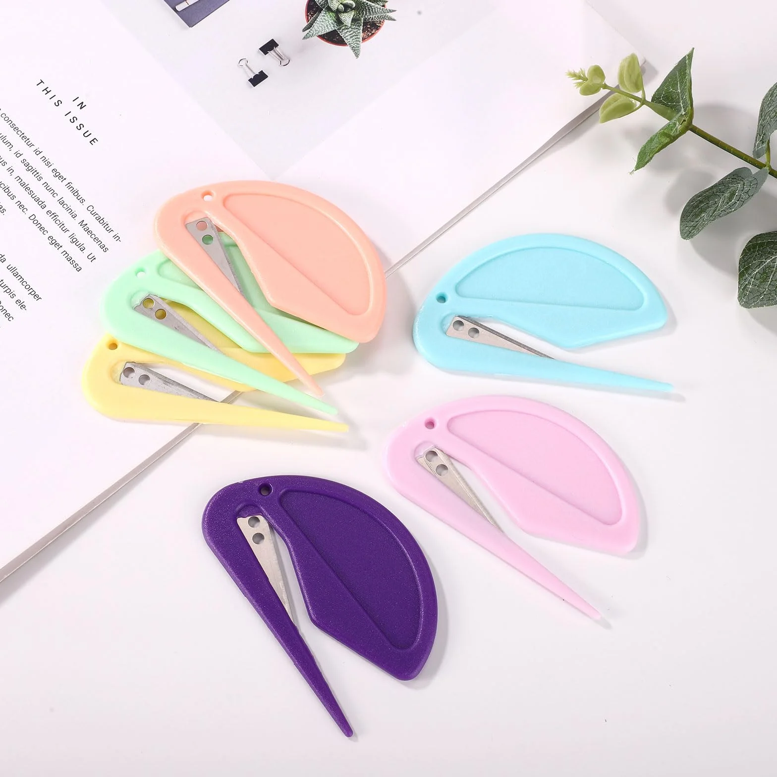 Lyreh 6szt Plastikowych Otwieraczy do Kopert, Nożyce Kopert Macarons Narzędzie Otwierania Listów z Ukrytym Ostrzem Obcinacz Papieru do Pakowania Poczty Domowej i Biurowej (6 Kolorów)
